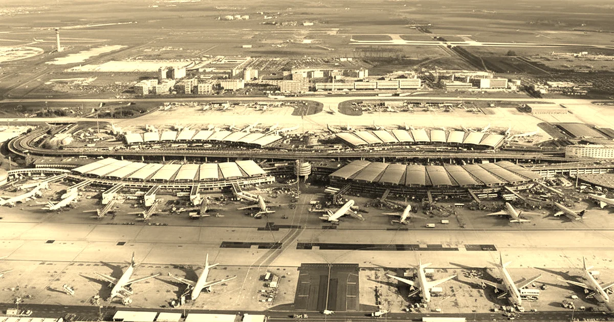 Vue aérienne des terminaux et des pistes de l'aéroport Paris-Charles de Gaulle, avions au contact, traitement sépia presse B2B