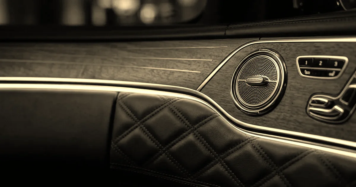 Intérieur de berline électrique premium, éclairage d’ambiance, perspective chauffeur professionnel