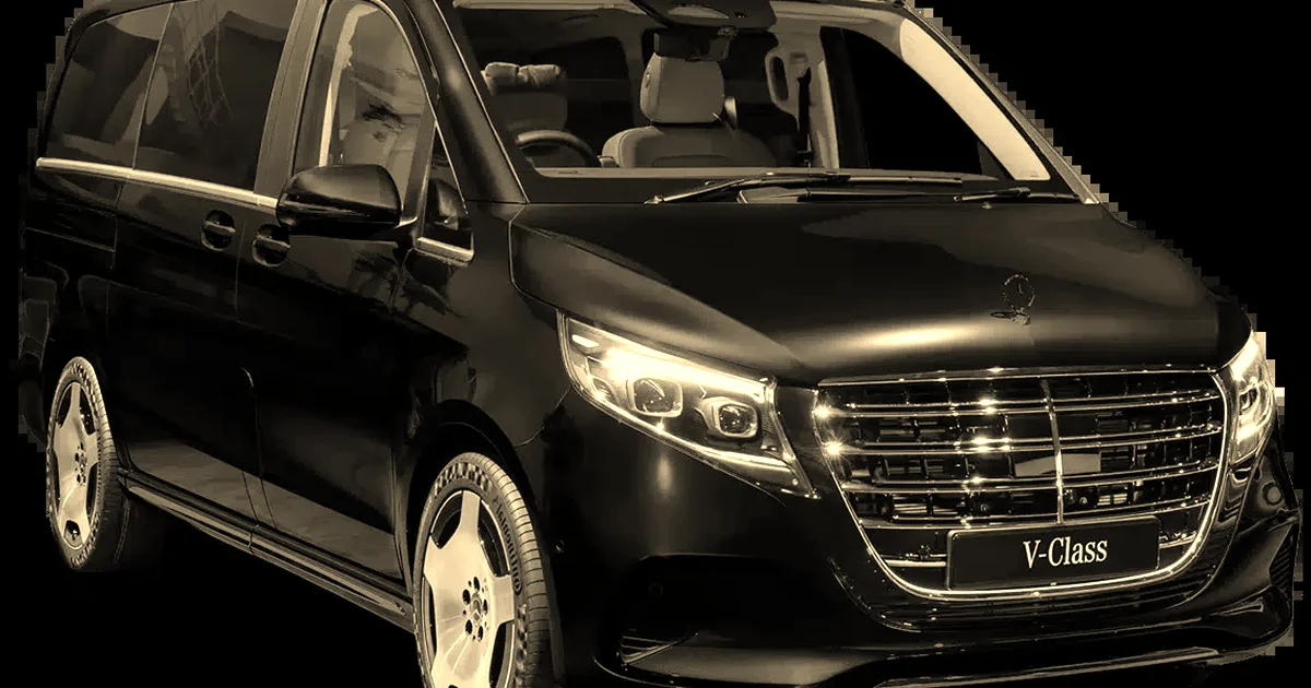 Monospace Mercedes Classe V noir vu de trois quarts avant, calandre chromée et phares allumés, traitement sépia