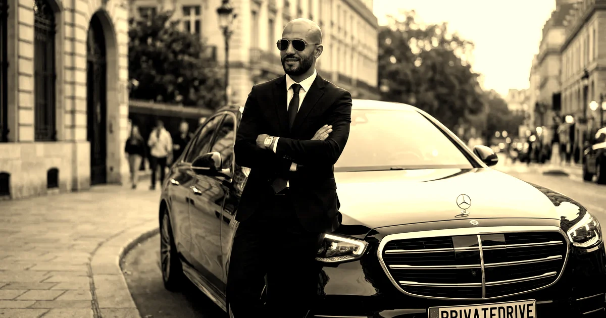 Portrait d'un chauffeur grande remise en uniforme à côté d'une Mercedes Classe S, traitement noir et blanc sépia